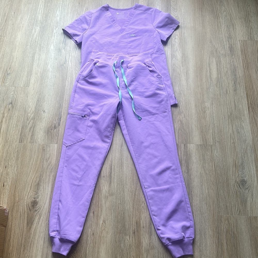 Lilac figs scrub XS Catarina top and high waisted Zamora joggers like new!!